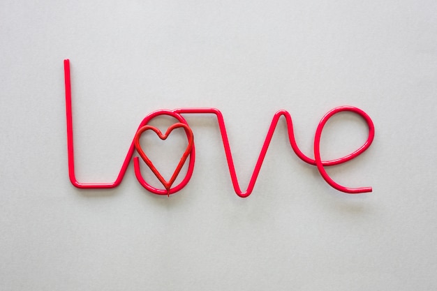 Любовная надпись с сердцем на столе