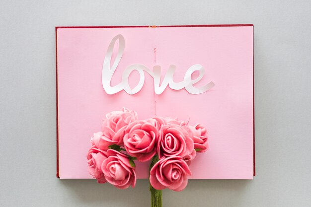 Любовная надпись с букетом роз на блокноте