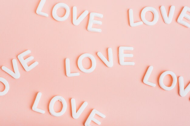 Любовные надписи на розовом столе