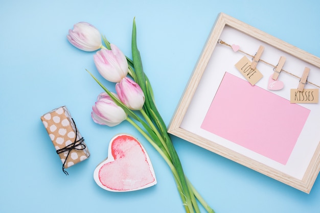 Foto gratuita amore e baci iscrizione in cornice con tulipani e regalo