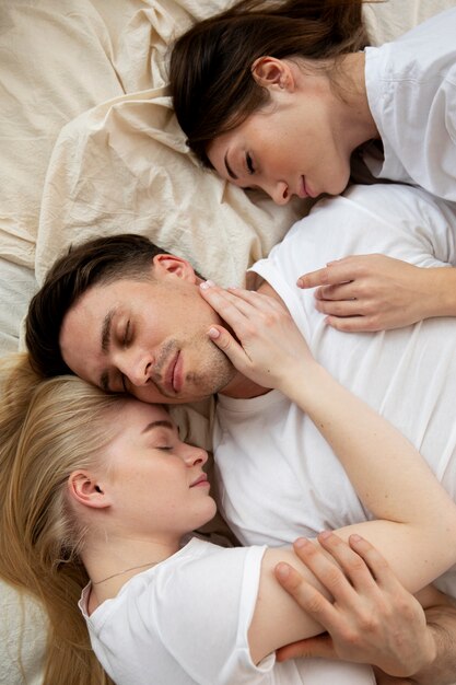 Любовные партнеры спят вместе крупным планом