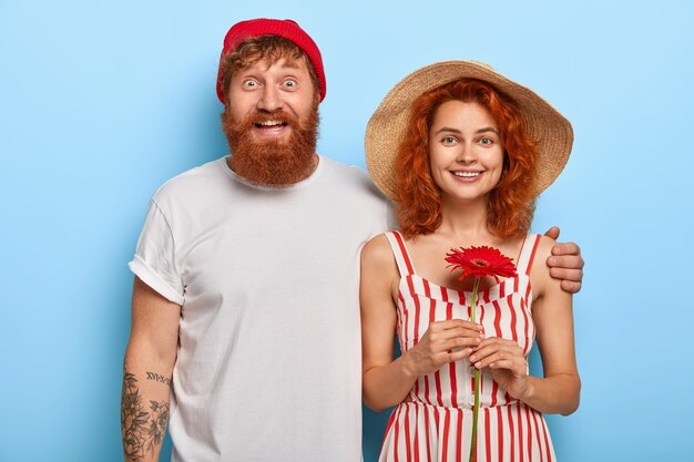 愛と関係の概念。ヨーロッパの赤毛の女性と男性が寄り添って一緒に立つ