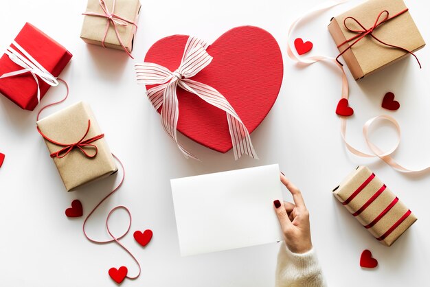 Подарки и письмо концепции любви и романтики
