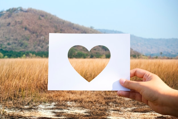 Foto gratuita amore romanticismo cuore di carta perforata