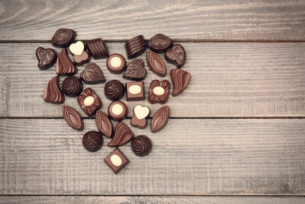 초콜릿 사탕으로 가득한 사랑의 상징