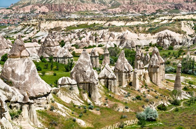 山の風景 カッパドキア アナトリア トルコ ギョレメ国立公園の火山山 プレミアム写真