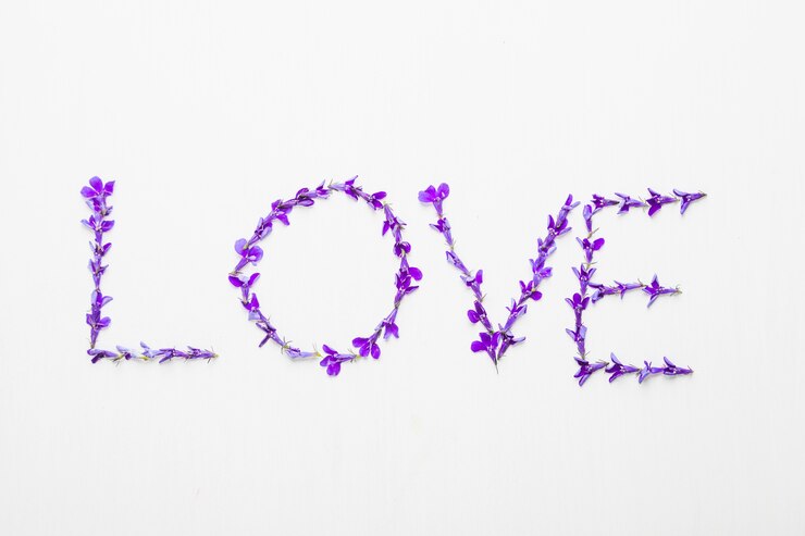 Free Photo love word with flowers