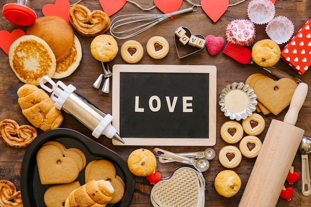 Foto gratuita ami la scrittura sulla lavagna in mezzo della pasticceria