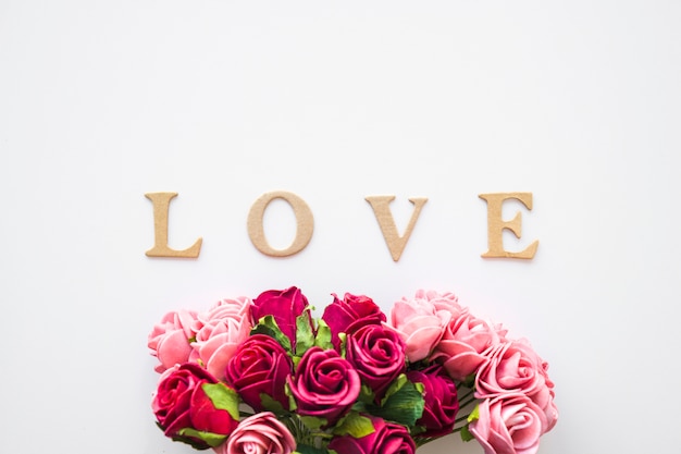 Free photo love writing near amazing bouquet