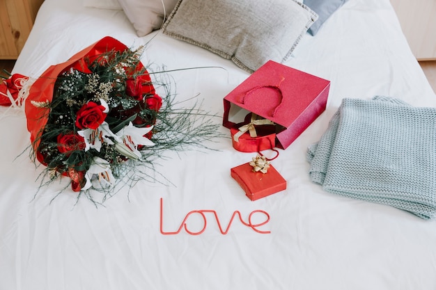 Любовное письмо возле цветов и подарков