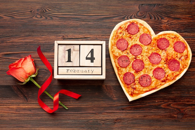 Splendido arrangiamento per la cena di san valentino con decorazioni in legno con data