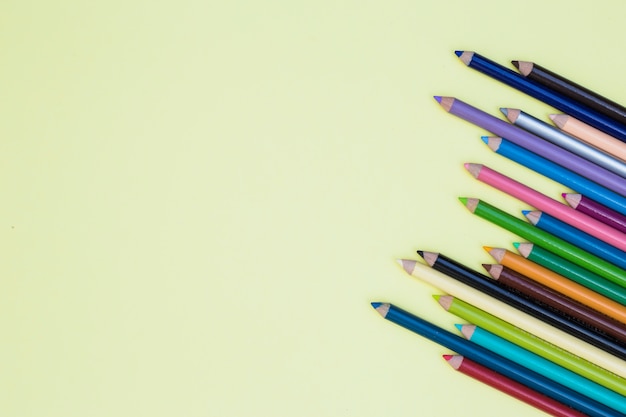 다채로운 연필로 사랑스러운 아티스트 컨셉