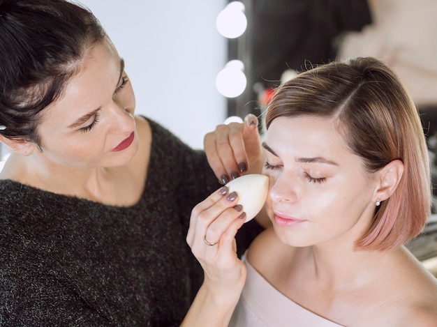 Artista adorabile che lavora nello studio di trucco