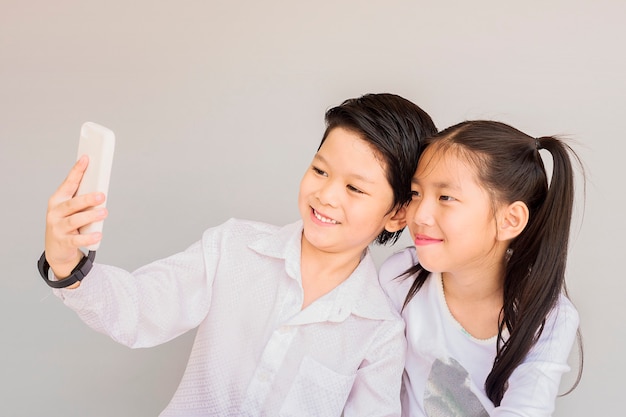 사랑스러운 아시아 부부 학교 아이들은 selfie을 복용