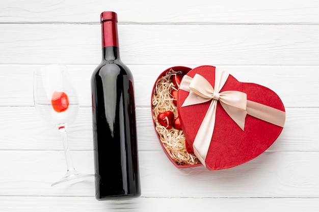 Foto gratuita assortimento adorabile per la cena di san valentino su fondo di legno bianco