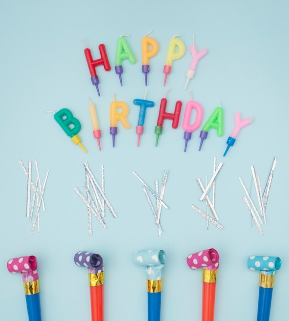 Foto gratuita bella composizione di compleanno con candele colorate