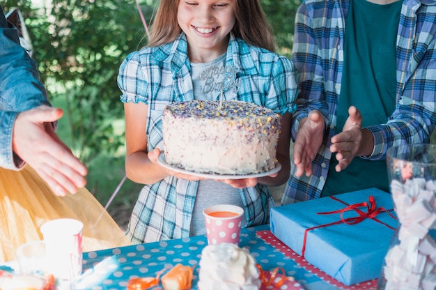 행복 한 여자와 함께 사랑스러운 생일 개념