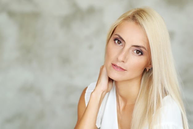 Free photo lovely blonde woman portrait