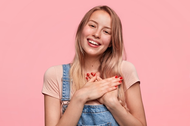 Bella donna allegra con ampio sorriso e sguardo amichevole