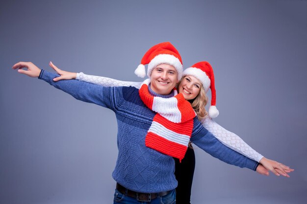 산타 클로스 모자에 사랑스러운 크리스마스 커플