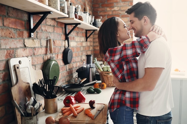 Foto gratuita bella coppia in cucina