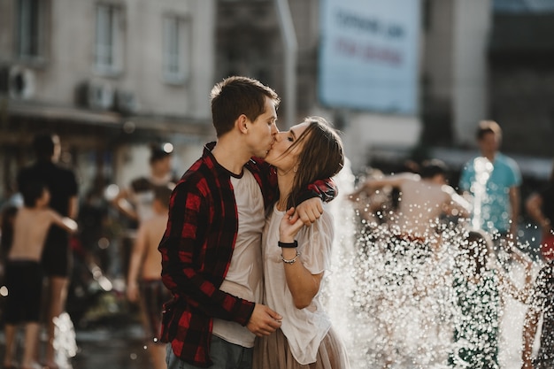 泉の近くにキスする愛のカップル