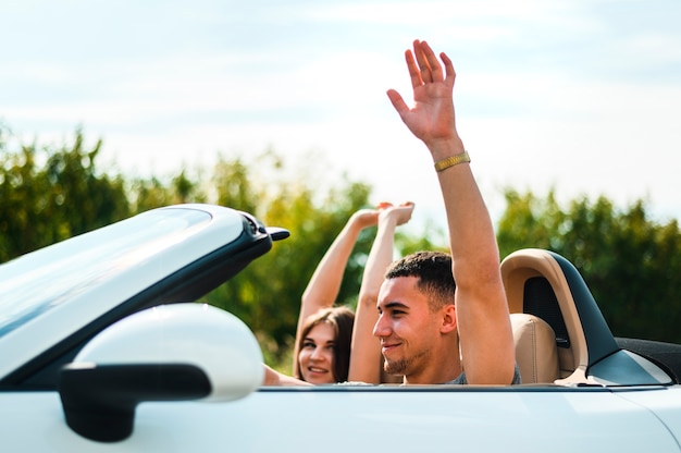 Foto gratuita bella coppia che viaggia in primavera