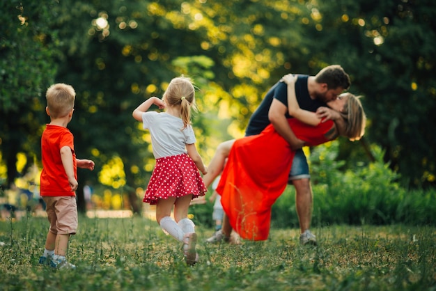무료 사진 사랑스러운 가족 공원에서 춤을