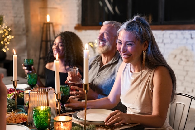 Foto gratuita famiglia adorabile che si gode una festa di capodanno?