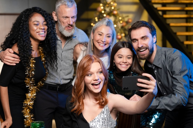 Прекрасная семья, наслаждающаяся новогодней вечеринкой