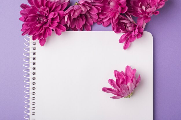 Foto gratuita concetto di fiori incantevole con notebook moderno