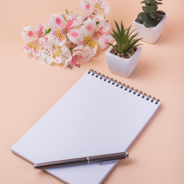 Free photo lovely flowers concept with modern notebook