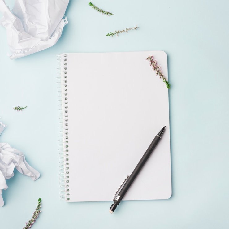 Free Photo lovely flowers concept with notebook
