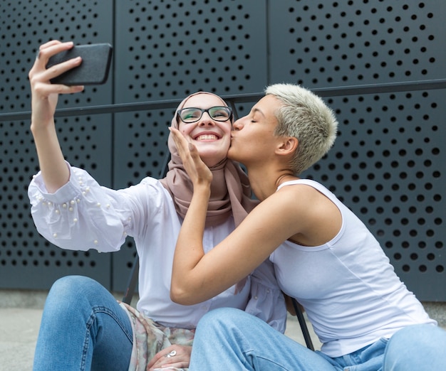 一緒にselfieを取る素敵な友達
