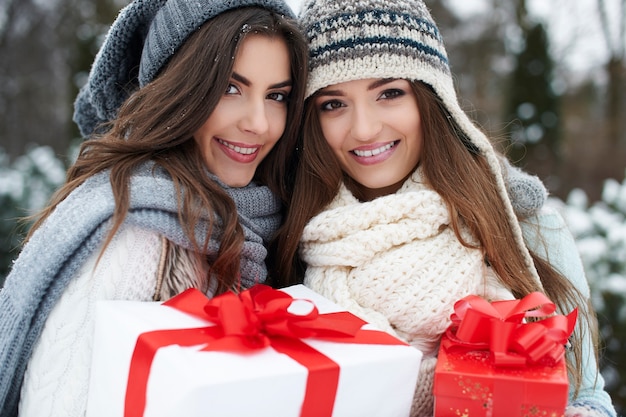 Belle ragazze con regali di natale