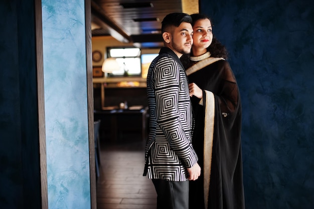 Bella coppia indiana innamorata indossa saree e abito elegante posato sul ristorante Foto Gratuite