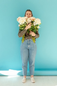 花の花束を持って素敵な女性 無料の写真 花の花束を持って素敵な女性 無料の写真