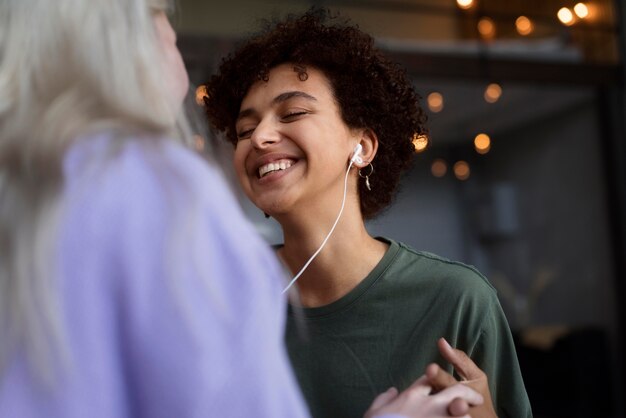 イヤホンで音楽を聴いている素敵なレズビアンのカップル