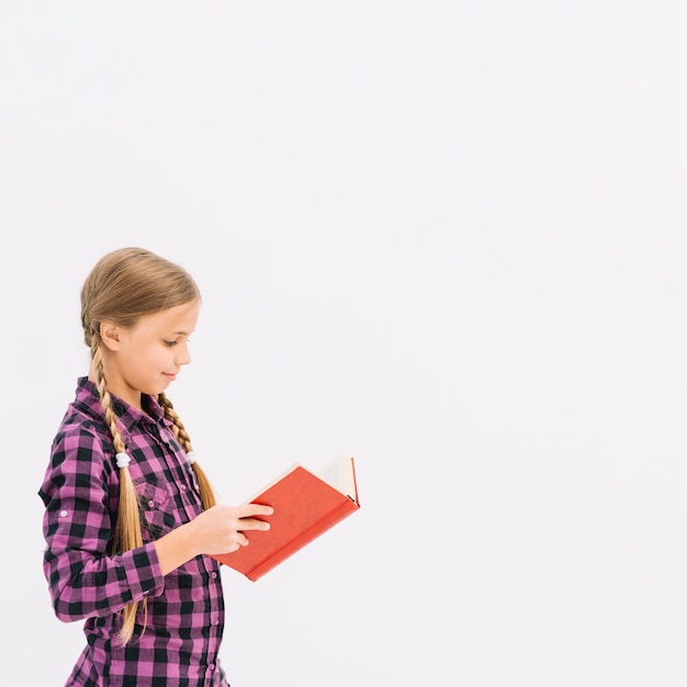 Foto gratuita bambina adorabile che legge un libro