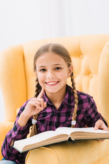 Foto gratuita bambina adorabile che legge un libro