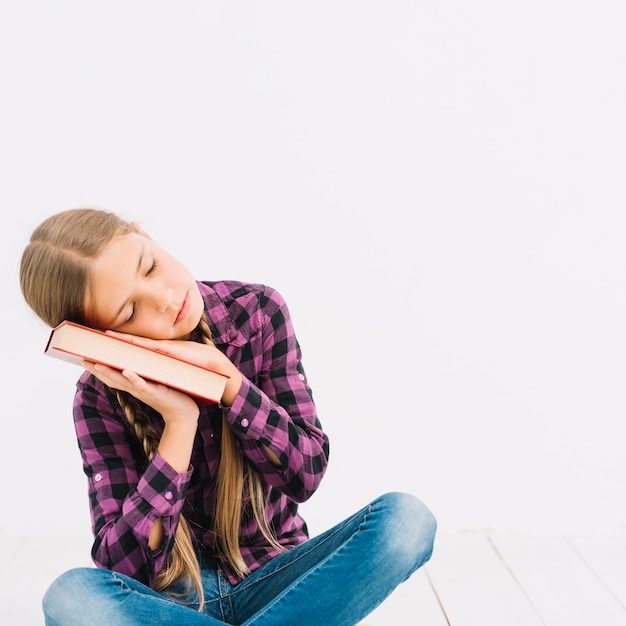 Foto gratuita bambina adorabile che dorme su un libro