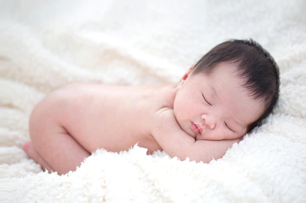 모피 담요에서 자고 사랑스러운 신생아 아시아 아기