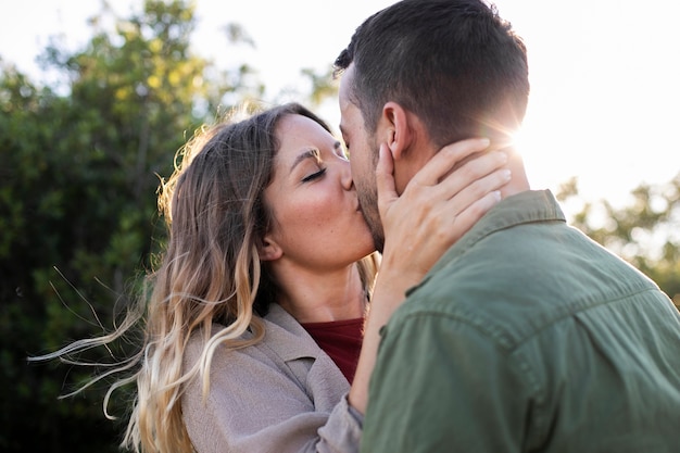 素敵な人たちがキスをし、お互いに愛情を込めて