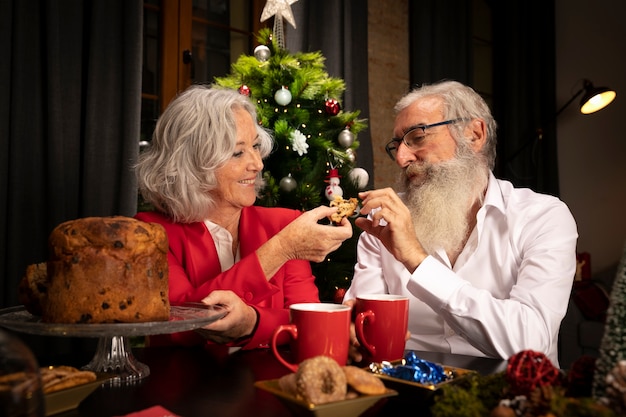 Прекрасные старшие пары, имеющие рождественские печенья