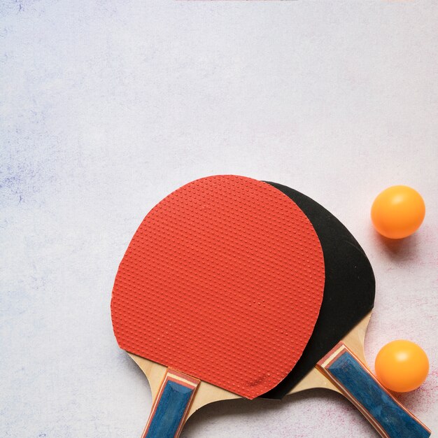 Foto gratuita bella composizione sportiva con elementi di ping-pong