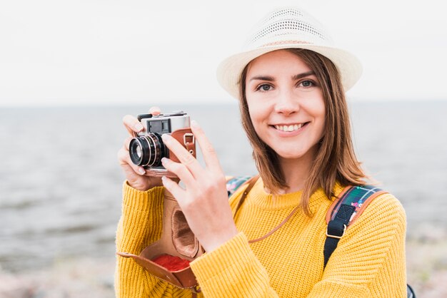 カメラに直面している素敵な旅の女性