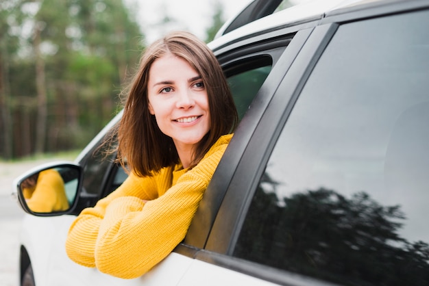 よそ見車で素敵な女性