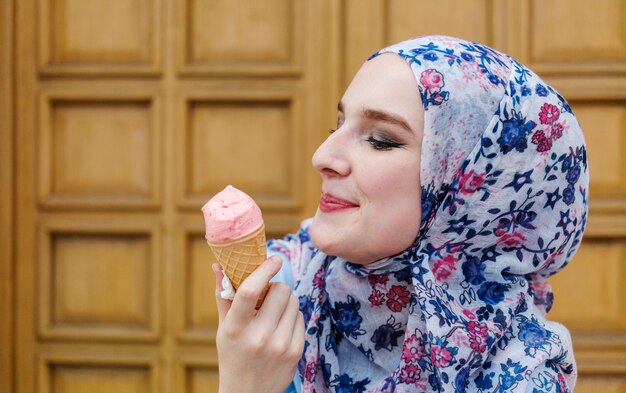 아이스크림을 즐기는 사랑스러운 여자
