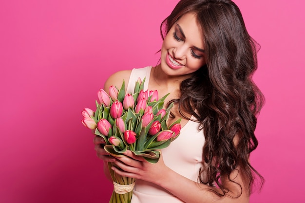 春の花束を持っている素敵な女性