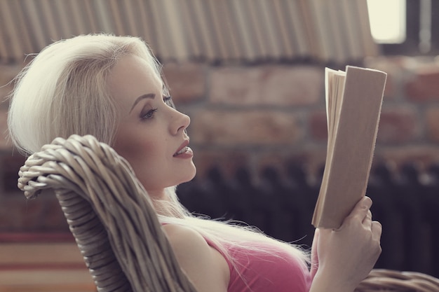Прекрасная женщина читает книгу